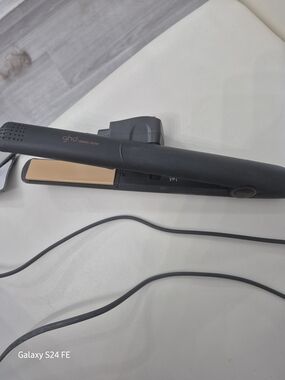 ghd Classic Styler Flat Iron in Black with Gold Plates